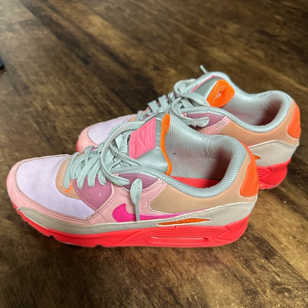 Women’s AirMax 90 ‘Platinum Crimson’